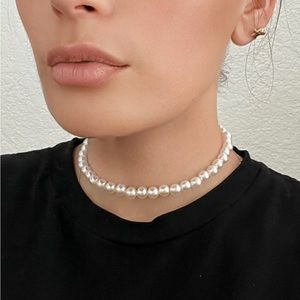 Imitation white pearls choker necklace with adjustable gold chain